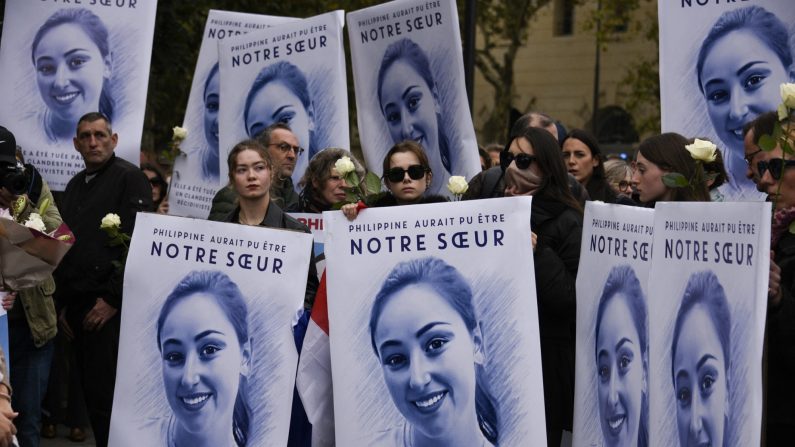 Le 29 septembre 2024, des personnes se rassemblent pour rendre hommage à Philippine, une étudiante parisienne de 19 ans retrouvée morte et enterrée dans un parc à l'ouest de Paris. (MAGALI COHEN/Hans Lucas/AFP via Getty Images)