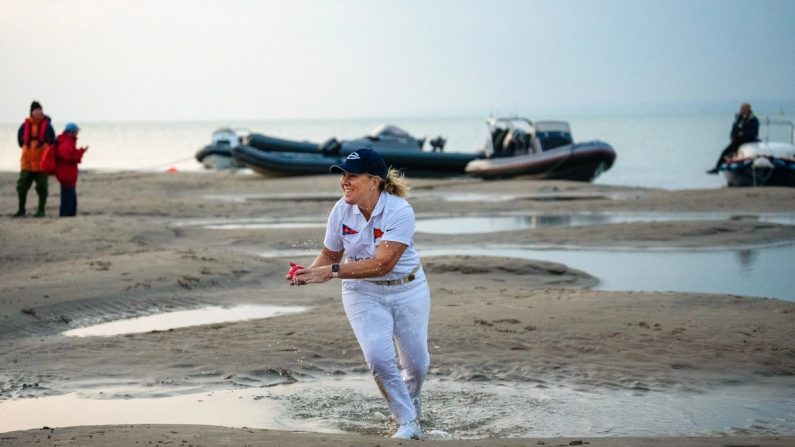 Des équipes jouent un match de cricket au milieu du Solent sur le banc de sable Brambles, qui apparaît pendant environ 30 minutes à marée basse, à Southampton, en Angleterre, le 20 septembre 2024. (Carl Court/Getty Images)