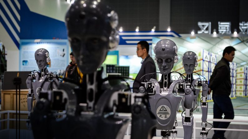 
Des robots industriels sont exposés sur un stand lors de la Foire internationale de l'industrie chinoise 2015 à Shanghai, le 2 novembre 2015. (Getty Images)