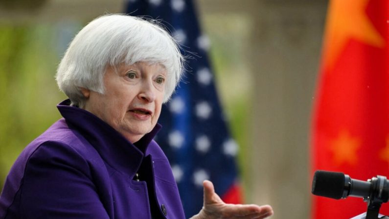 La secrétaire au Trésor américain Janet Yellen participe à une conférence de presse à la résidence de l'ambassadeur des États-Unis à Pékin, le 8 avril 2024. Pedro Pardo/AFP via Getty Images