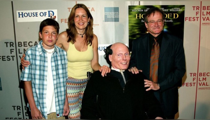 Christopher Reeve accompagné de sa femme Dana, son fils Will et son ami Robin Williams, le 7 mai 2004. (Photo : Evan Agostini/Getty Images)