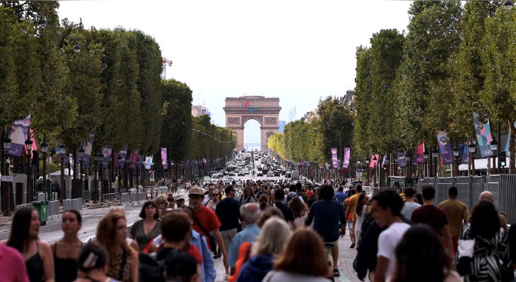 JO 2024 : un défilé prévu sur les Champs-Elysées avec les médaillés, qui seront décorés par le chef de l'État