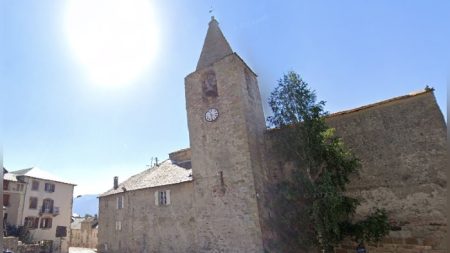 Pyrénées-Orientales : le toit de l’église du village d’Odeillo prend feu soudainement