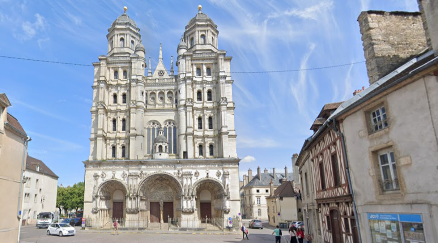 Dijon : un adolescent blessé au cou après une attaque au couteau devant l'église Saint-Michel