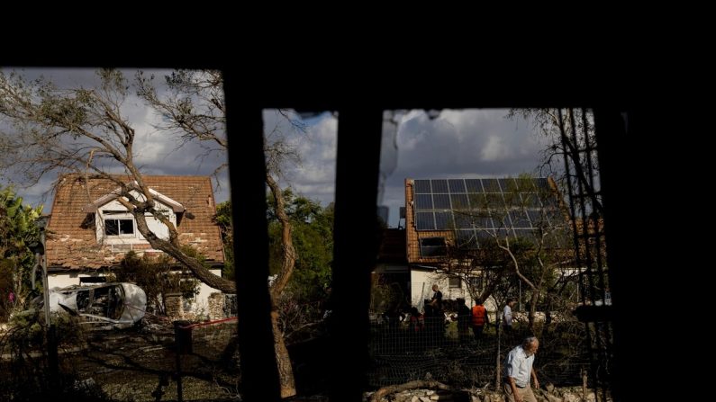 Un homme marche près de sa maison à Moreshet, en Israël, le 22 septembre 2024, touchée par une roquette tirée depuis le Liban. Le Hezbollah a affirmé avoir attaqué des cibles militaires en Israël, des roquettes ont explosé près de la ville de Haïfa. (Amir Levy/Getty Images)