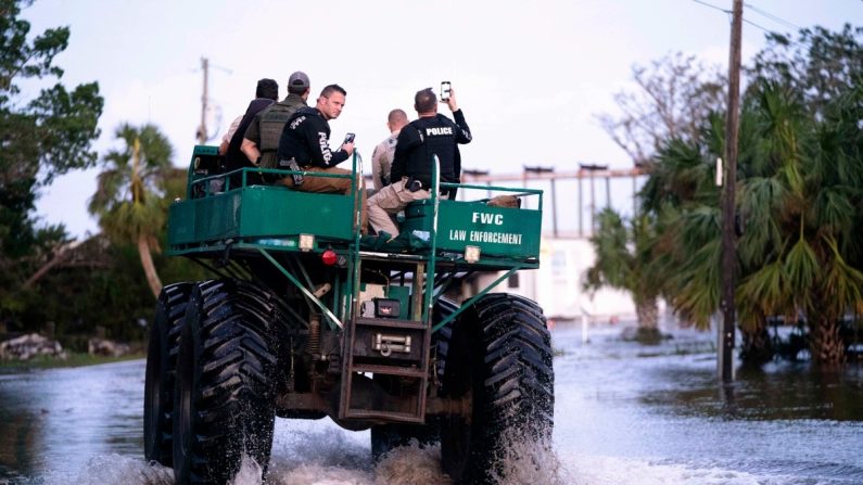 Des membres des forces de l'ordre utilisent un véhicule spécial après le passage de l'ouragan Hélène près de Steinhatchee, en Floride, le 27 septembre 2024. (Sean Rayford/Getty Images)