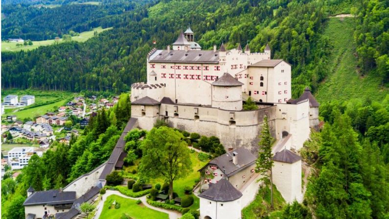 Les châteaux sont généralement perchés stratégiquement sur le point le plus élevé d'une région, afin d'observer et de défendre tout ce qui se trouve en dessous. Le château d’Hohenwerfen a été construit au sommet d'un rocher de 152 mètres afin d'offrir une vue panoramique sur la vallée de la Salzach en contrebas. Les tourelles, les ponts, le mur de fortification et bien d'autres éléments sont clairement visibles sur cette vue aérienne. (saiko3p/Shutterstock)