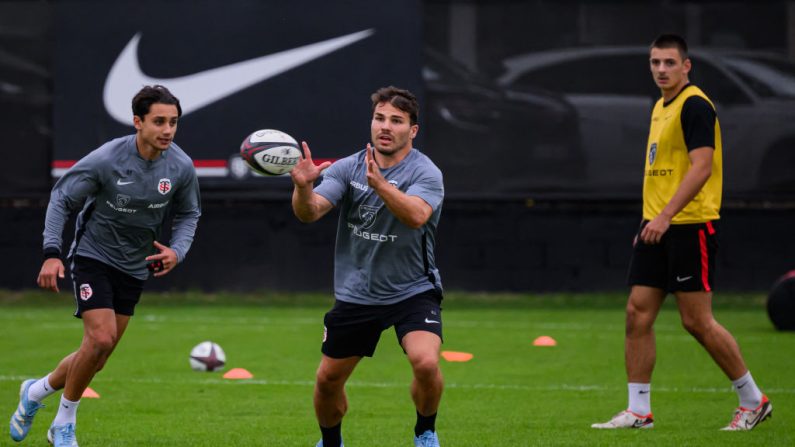 Antoine Dupont a retrouvé le chemin de l'entraînement lundi à Toulouse, plus de deux mois après avoir conduit l'équipe de France de rugby à VII au titre olympique à Paris. (Photo : LIONEL BONAVENTURE/AFP via Getty Images)