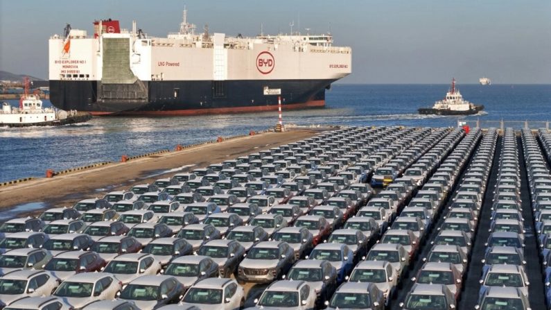 Des voitures électriques pour l'exportation attendent d'être chargées sur un navire dans le port de Yantai, dans la province de Shandong, en Chine, le 10 janvier 2024. (STR/AFP via Getty Images)