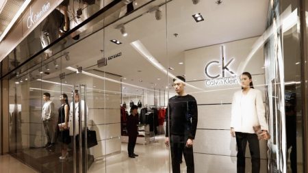 La Chine enquête sur le propriétaire de Calvin Klein pour boycott présumé des produits du Xinjiang