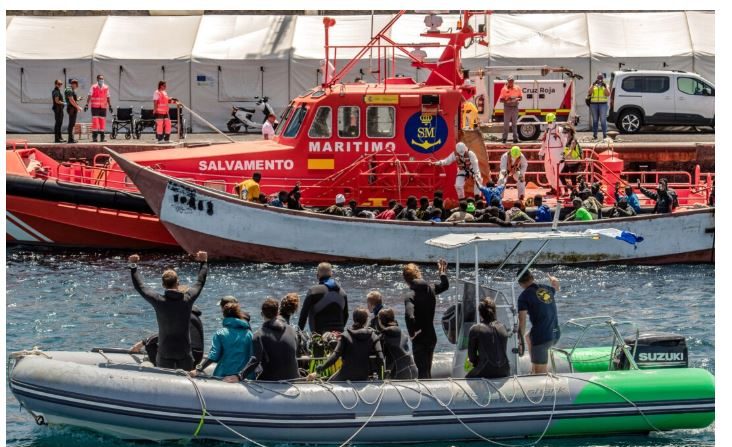 Un canot pneumatique passe devant un navire espagnol de Salvamento Maritimo (agence de recherche et de sauvetage en mer) et un bateau avec des migrants qui débarquent sur l'île d'El Hierro, la plus petite des sept îles Canaries, le 9 septembre 2024. (Antonio Sempere/AFP via Getty Images)