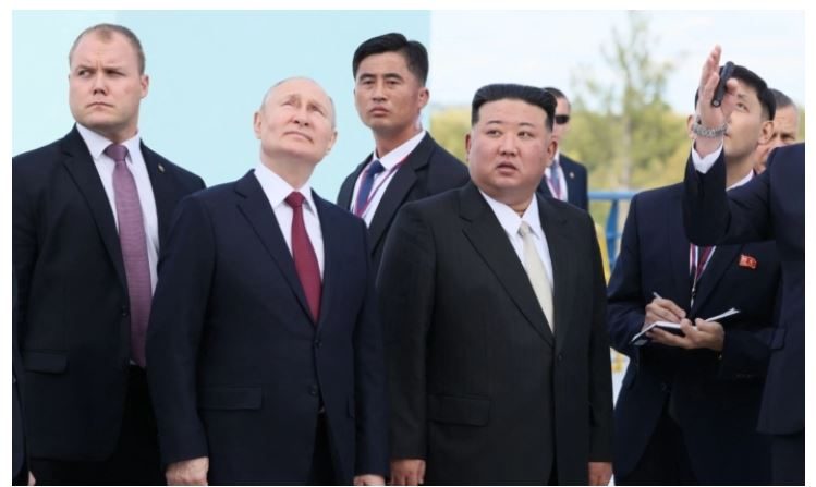 Le président russe Vladimir Poutine et le dirigeant nord-coréen Kim Jong Un (au c. à dr.) visitent la base de lancement Vostochny, dans l’oblast russe de l’Amour, le 13 septembre 2023. (Mikhail Metzel/POOL/AFP via Getty Images)