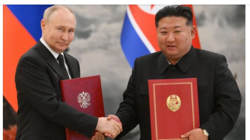 Le président russe Vladimir Poutine serre la main du dirigeant nord-coréen Kim Jong-un après la cérémonie de signature de documents à la résidence d'État de Kumsusan à Pyongyang, le 19 juin 2024. (Kristina Kormilitsyna/AFP via Getty Images)