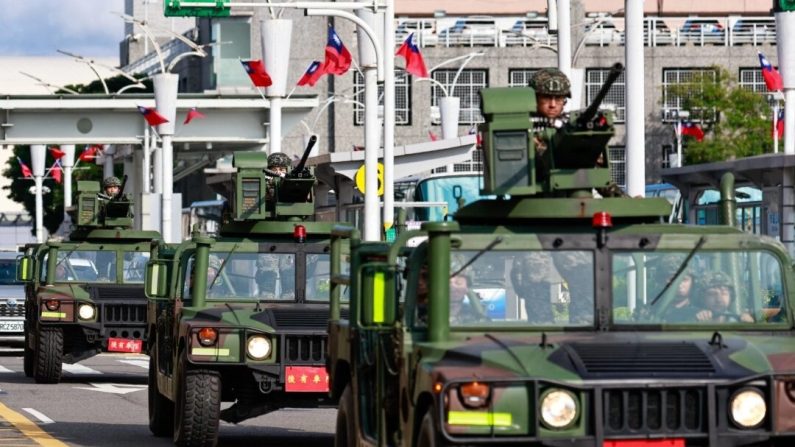 Des véhicules militaires armés patrouillent devant l'aéroport Songshan à Taipei, Taïwan, le 14 octobre 2024. (Daniel Ceng/AFP via Getty Images)