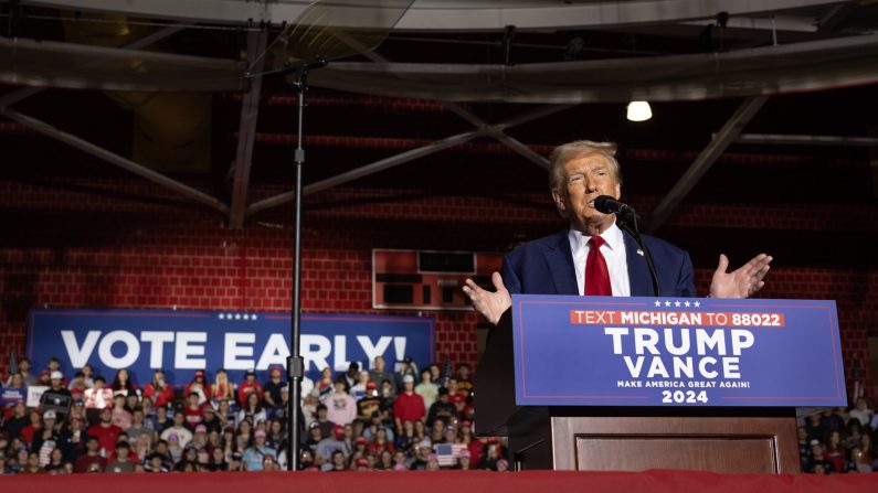 Le candidat républicain à l'élection présidentielle, l'ancien président des États-Unis Donald Trump, s'adresse à ses supporters lors d'un événement de campagne à l'université d'État de Saginaw Valley, le 3 octobre 2024 à Saginaw, dans le Michigan. (Scott Olson/Getty Images)