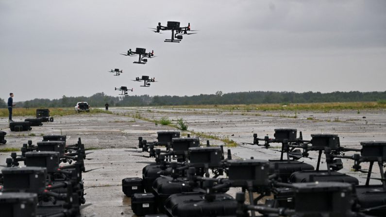 Des drones de reconnaissance DJI Matrice 300 effectuent des vols d'essai à Kiev, en Ukraine, le 2 août 2022. (Sergei Supinsky/AFP via Getty Images)