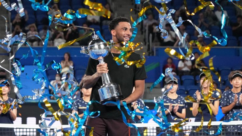 Arthur Fil, a trouvé les ressources pour remporter le tournoi ATP 500 de Tokyo mardi en battant Ugo Humbert en trois manches (5-7, 7-6 (8/6), 6-3), dans une rare finale 100% française. (Photo : Koji Watanabe/Getty Images)