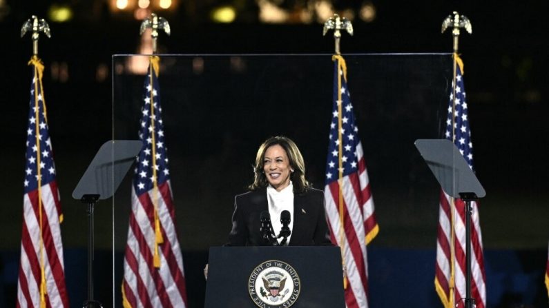 La vice-présidente et candidate démocrate à l'élection présidentielle Kamala Harris s'exprime à l'Ellipse, au sud de la Maison-Blanche, à Washington, DC, le 29 octobre 2024. (BRENDAN SMIALOWSKI/AFP via Getty Images)