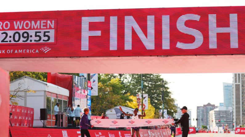 La marathonienne kényane Ruth Chepngetich a réussi un exploit hors norme dimanche à Chicago, en devenant la première femme à courir les 42,195 km en moins de deux heures et 10 min. (Photo : Michael Reaves/Getty Images)