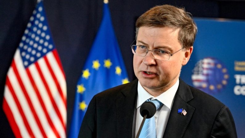 Le responsable du Commerce de l'Union européenne, Valdis Dombrovskis, donne une conférence de presse à Lulea, dans le nord de la Suède, le 31 mai 2023. (Jonas Ekstromer/ TT News Agency/AFP via Getty Images)