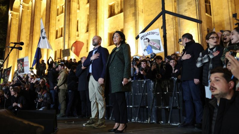 La présidente de la Géorgie, Salomé Zourabichvili, participe à un rassemblement de l'opposition pour protester contre les résultats des élections législatives qui ont montré une victoire du parti au pouvoir, le Rêve géorgien, devant le bâtiment du parlement dans le centre de Tbilissi, le 28 octobre 2024. (GIORGI ARJEVANIDZE/AFP via Getty Images)