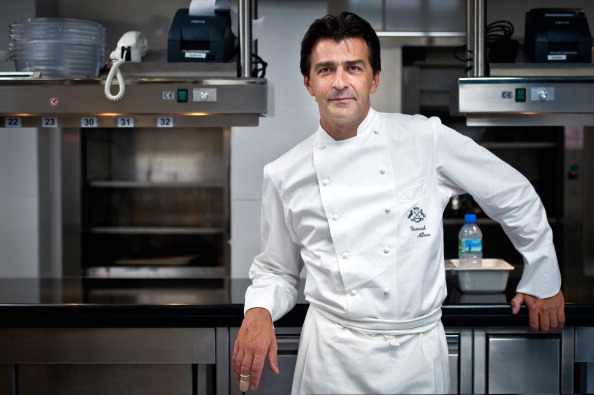 Le chef Yannick Alleno pose dans sa cuisine le 4 octobre 2010 à Paris. (MARTIN BUREAU/AFP via Getty Images)