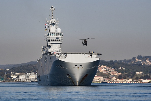 Le porte-hélicoptères amphibie (PHA) Dixmude quitte le port de Toulon, le 3 avril 2020 pour rejoindre les Antilles et la Guyane. (Photo ANNE-CHRISTINE POUJOULAT/AFP via Getty Images)