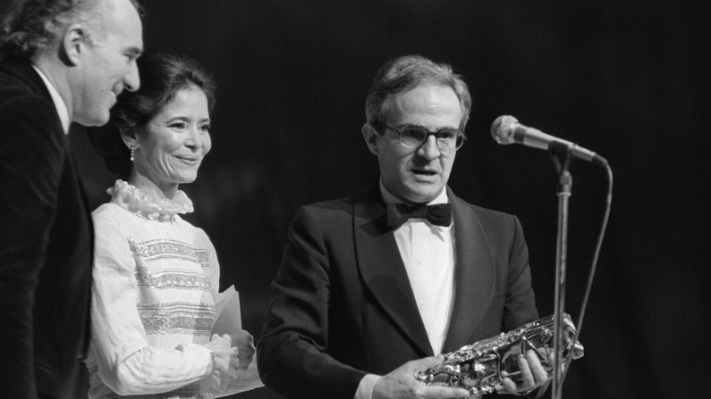 Le réalisateur et acteur François Truffaut, accompagné de Michel Piccoli (à g.) et Marie-José Nat, reçoit le César du meilleur réalisateur pour son film « Le dernier métro », le 31 janvier 1981 au Palais des Congrès de Paris. (Photo GEORGES GOBET/AFP via Getty Images)