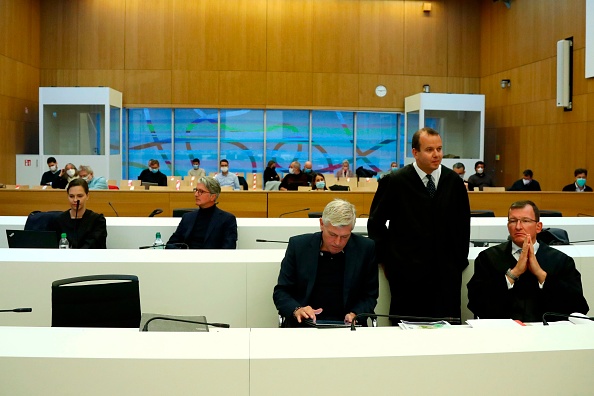 Rupert Stadler (2e à gauche), ancien PDG du constructeur automobile allemand Audi, et l'ancien ingénieur d'Audi Wolfgang Hatz (3e à droite) sont assis à côté de leurs avocats dans une salle du tribunal régional de Munich, dans le sud de l'Allemagne, le 6 octobre 2020. - M. Stadler est jugé en Allemagne dans le cadre du scandale des émissions « dieselgate », cinq ans après que la société mère Volkswagen (VW) a admis sa responsabilité. (Photo  MATTHIAS SCHRADER/POOL/AFP via Getty Images)