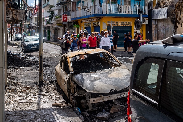 Dans une rue de Pointe-à-Pitre en Guadeloupe après les émeutes, le 21 novembre 2021.(Photo  LARA BALAIS/AFP via Getty Images)