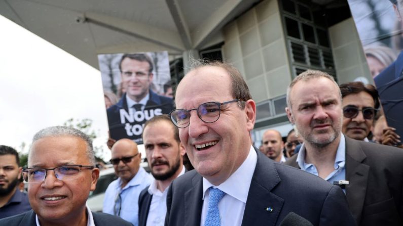 Le Premier ministre Jean Castex est accueilli par des sympathisants à son arrivée à l'aéroport Roland-Garros de La Réunion, à Sainte-Marie, le 14 avril 2022, pour une visite d'une journée de campagne pour la réélection du président français Emmanuel Macron, à dix jours du second tour de l'élection présidentielle. (RICHARD BOUHET/AFP via Getty Images)