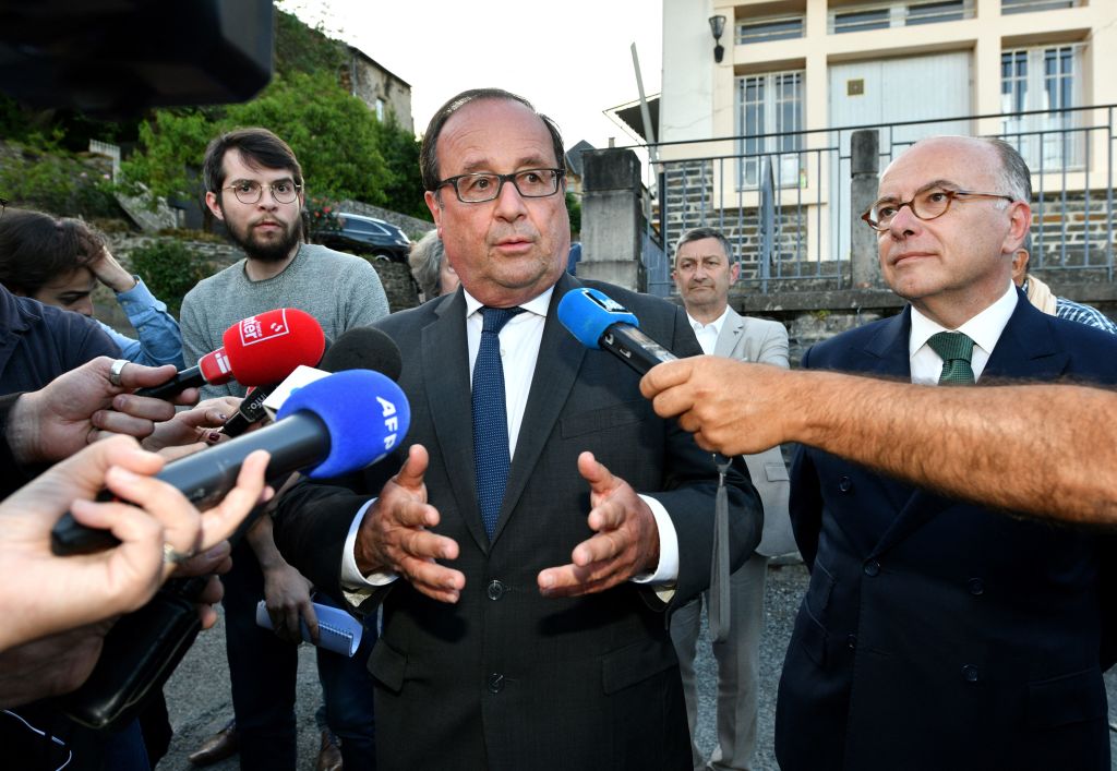 "Une propagande qui n'a pas sa place" : François Hollande désapprouve l'appel de Jean-Luc Mélenchon à "mettre des drapeaux palestiniens partout"