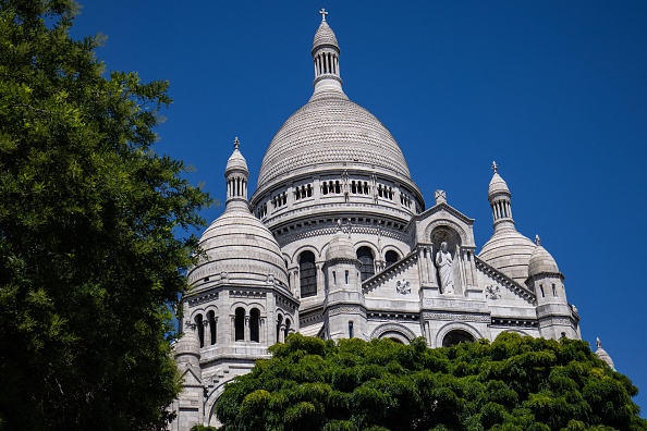 La basilique du Sacré-Cœur à Montmartre, à Paris. (SAMEER AL-DOUMY/AFP via Getty Images)