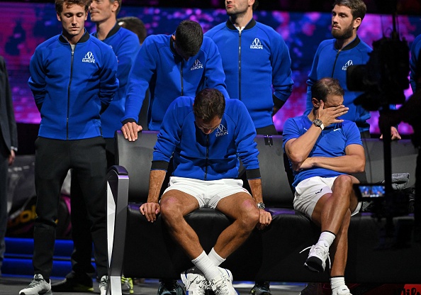 Rafael Nadal (à dr.) pleure, assis à côté de Roger Federer qui en fait autant. Après le match joué en double pour l'équipe européenne opposée aux Américains Jack Sock et Frances Tiafoe de l'équipe mondiale dans la Laver Cup 2022 à l'O2 Arena de Londres, le 24 septembre 2022. (Photo GLYN KIRK/AFP via Getty Images)