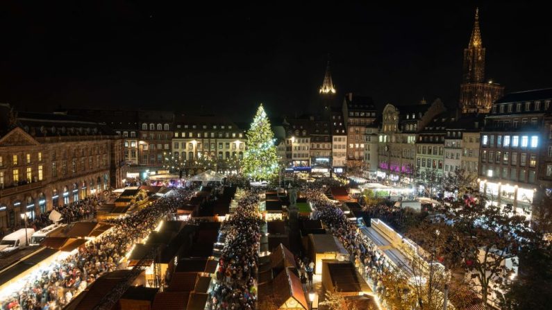 L'ouverture du marché de Noël sur la place Kléber à Strasbourg, le 25 novembre 2022. (Photo : PATRICK HERTZOG/AFP via Getty Images)