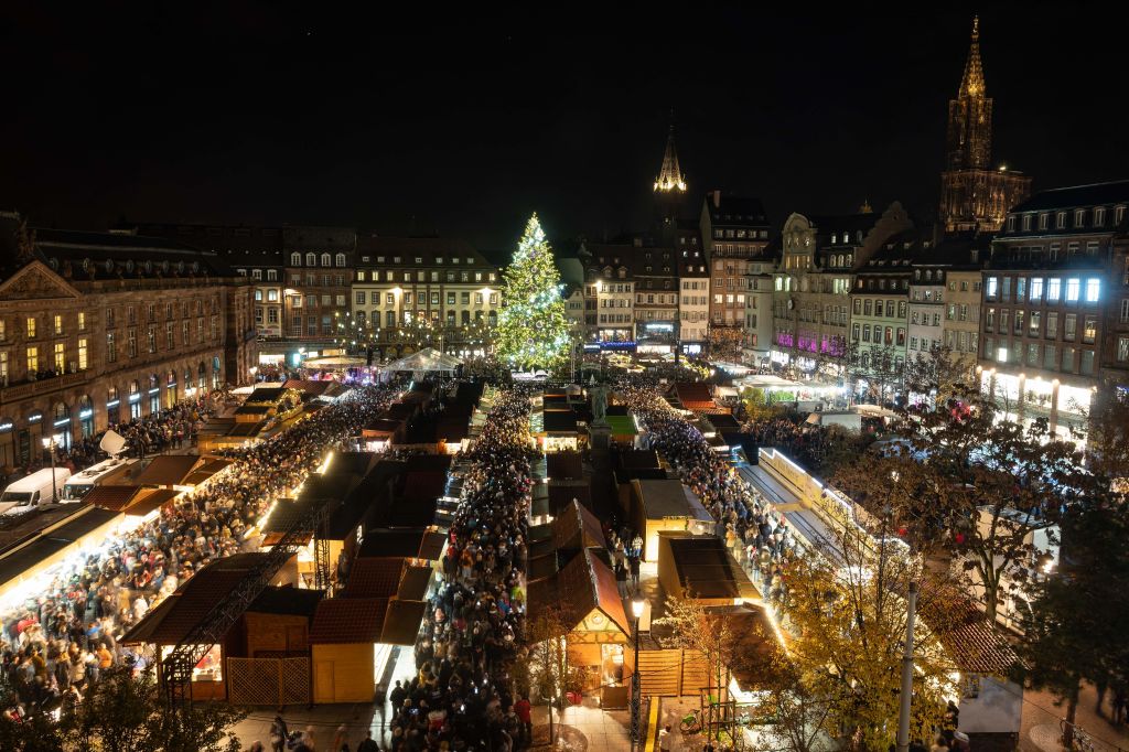 Marché de Noël de Strasbourg : le grand sapin installé place Kléber