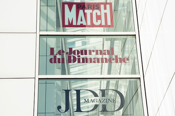 Cette photographie prise le 27 juin 2023, à Paris, montre le logo des journaux français Le Journal du Dimanche (JDD), JDD Magazine et Paris Match sur la façade de l'immeuble de Lagardère News. (Photo MARTIN LELIEVRE/AFP via Getty Images)