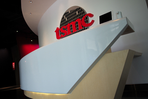 Un logo de Taiwan Semiconductor Manufacturing Company (TSMC) est vu au Musée de la rénovation de Taiwan au Parc scientifique de Hsinchu à Hsinchu le 5 juillet 2023. (Photo SAM YEH/AFP via Getty Images)