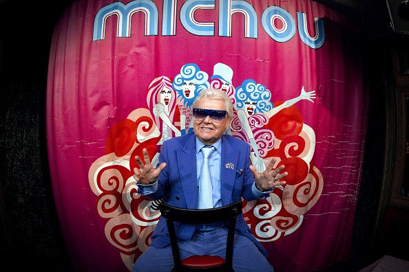 Le directeur de cabaret Michel Georges Alfred Catty alias Michou sur la scène du cabaret Michou à Paris, le 20 janvier 2012. (Photo JOEL SAGET/AFP via Getty Images)