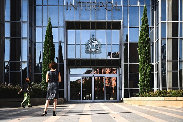 L'entrée du siège d'Interpol à Lyon. (OLIVIER CHASSIGNOLE/AFP via Getty Images)