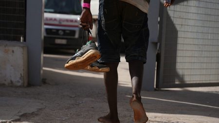 Accord entre Italie et Albanie : le bateau avec les premiers migrants est arrivé en Albanie