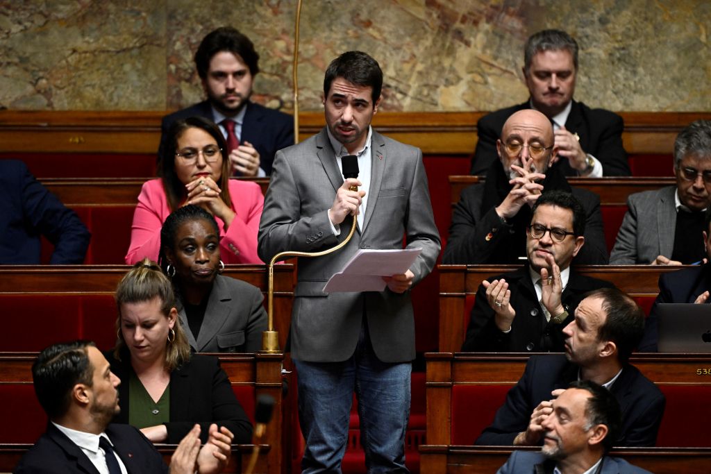 Le député LFI Andy Kerbrat a été pris en flagrant délit d'achat de stupéfiants, mais assure qu'il va se soigner