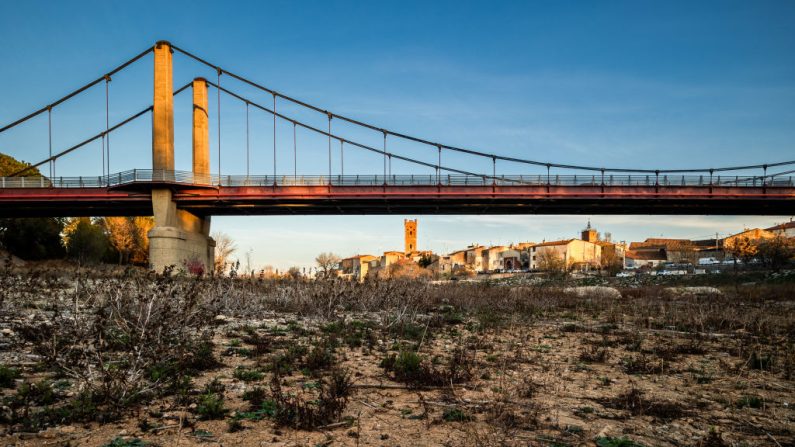 Vue du pont sur l'Agly depuis le lit asséché du village de Rivesaltes, le 7 février 2024. (Photo : JC MILHET/Hans Lucas/AFP via Getty Images)