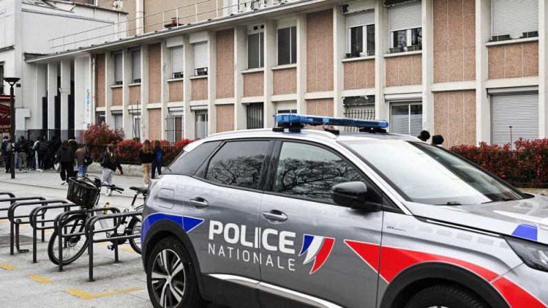 Une voiture de police devant le lycée Ravel, à Paris, le 29 mars 2024, suite à la démission du proviseur du lycée, menacé de mort après une altercation avec une élève. (BERTRAND GUAY/AFP via Getty Images)