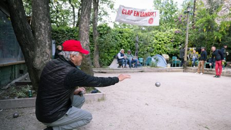 « C’est scandaleux » : expulsion en cours des boulistes du club de pétanque à Montmartre