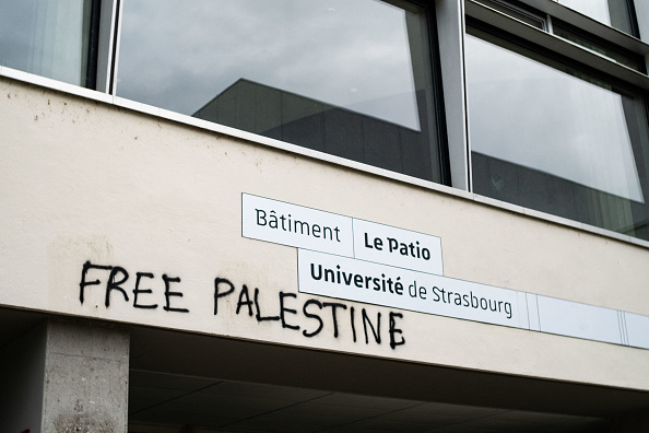 Graffiti « Free Palestine » sur un bâtiment de l'université de Strasbourg, France, le 7 mai 2024. (TOBIAS CANALES/Hans Lucas/AFP via Getty Images)