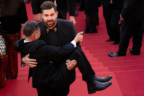 L'acteur et réalisateur Artus (à g.) porte l'acteur Sofian Ribes du film « Un Petit Truc en Plus » lors de la 77ème édition du Festival de Cannes à Cannes, le 22 mai 2024. (ANTONIN THUILLIER/AFP via Getty Images)