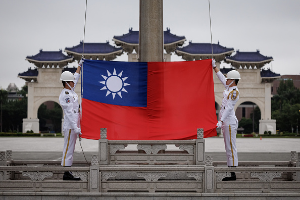 Des gardes d'honneur hissent le drapeau taïwanais sur le boulevard de la Démocratie au Chiang Kai-shek Memorial Hall à Taipei, le 23 mai 2024. (Photo  YASUYOSHI CHIBA/AFP via Getty Images)