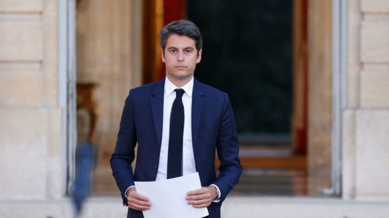 L'ancien Premier ministre Gabriel Attal arrive pour prononcer un discours après les premiers résultats du second tour des élections législatives françaises à Matignon, à Paris, le 7 juillet 2024. (LUDOVIC MARIN/AFP via Getty Images)