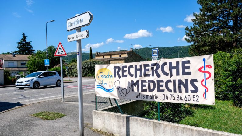 Une banderole indique que la municipalité recherche des médecins à l'entrée de la Roche de Glun dans le sud-est de la France, le 12 juin 2024. (NICOLAS GUYONNET/Hans Lucas/AFP via Getty Images)